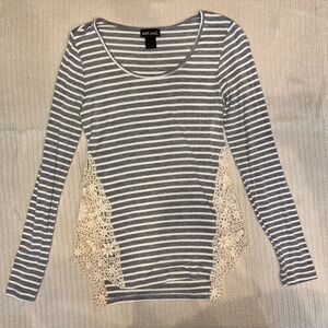 🌴 4/$20 Wet Seal Gray and White Striped Top